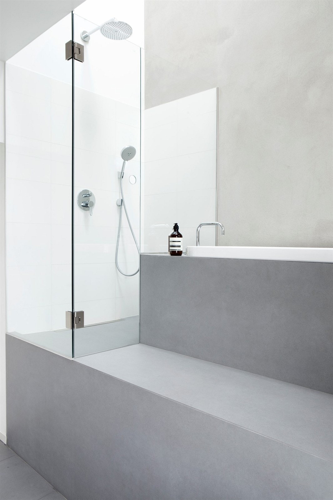 Dusjen og badekaret ligger en halv etasje opp Galleribilde