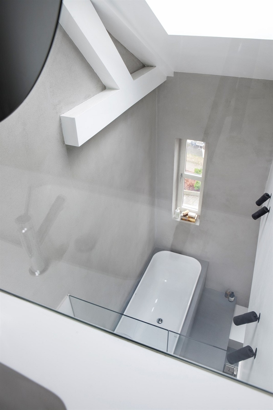 Hovedbadet sett fra badet i tilknytning til hovedsoverommet Galleribilde