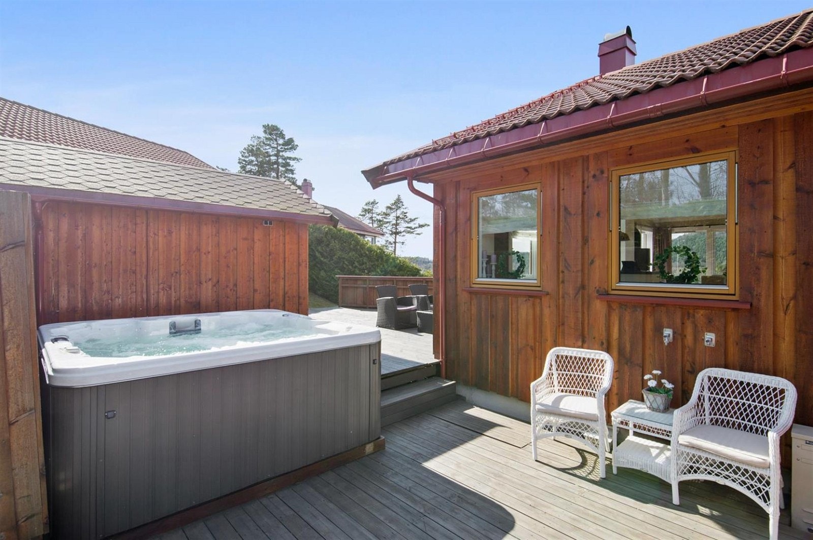 Usjenert terrasse med hagestue og jacuzzi. Galleribilde