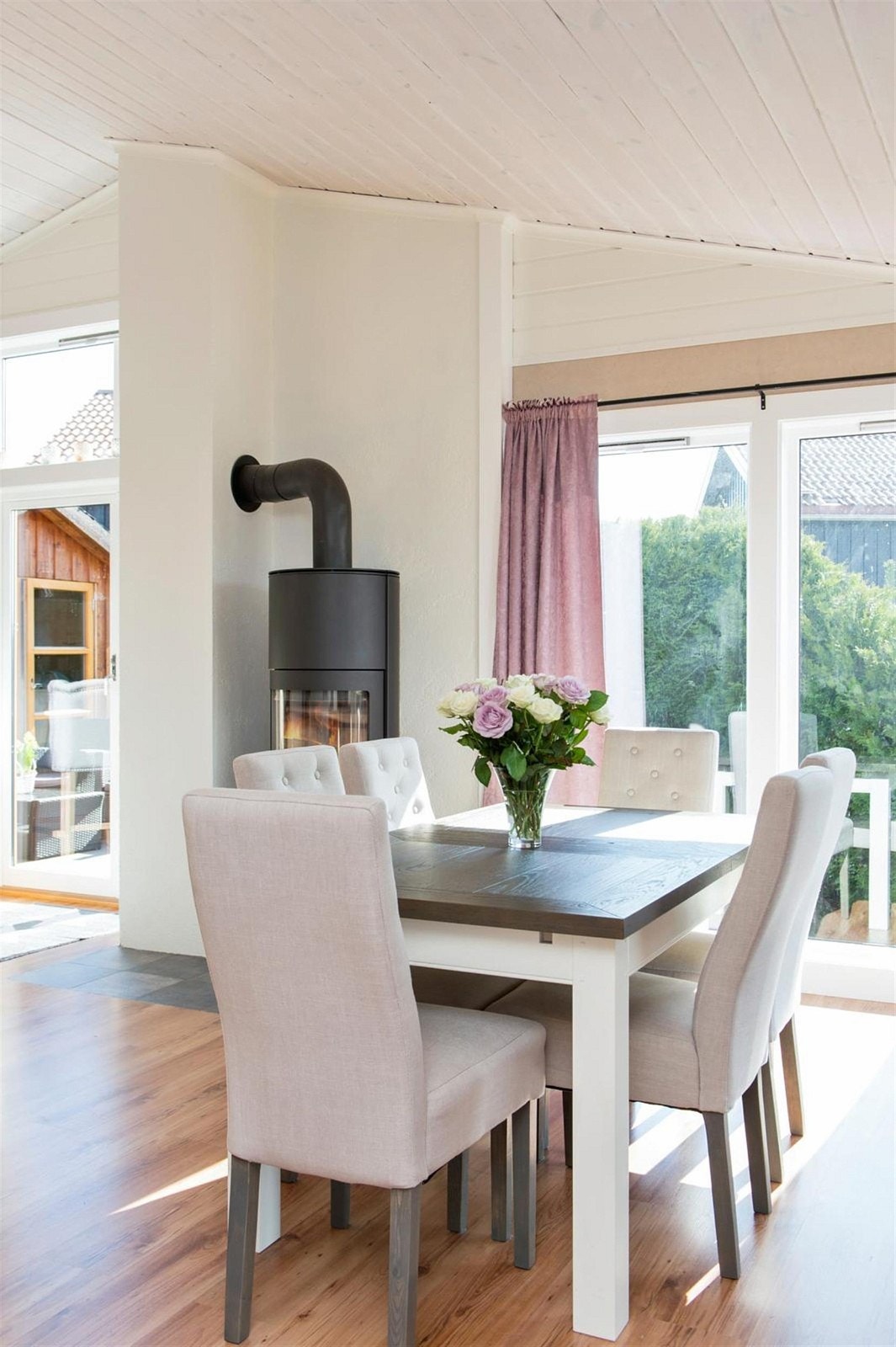 Det er god plass til både spisestue og sofagruppe i stuen. Galleribilde