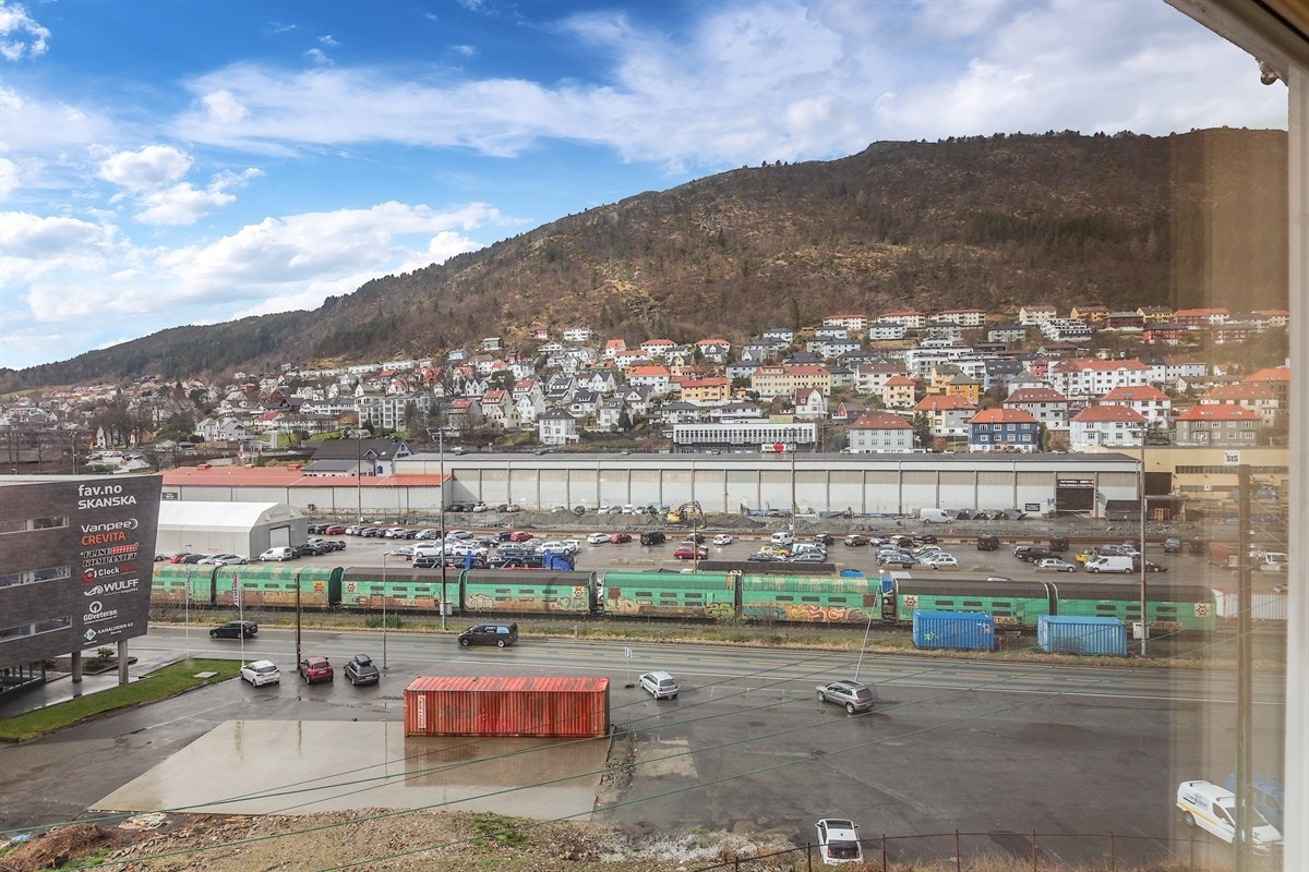 På tomten foran mot Kanalveien er det prosjektert et kombinasjonsbygg med næring og leiligheter på toppen. Galleribilde