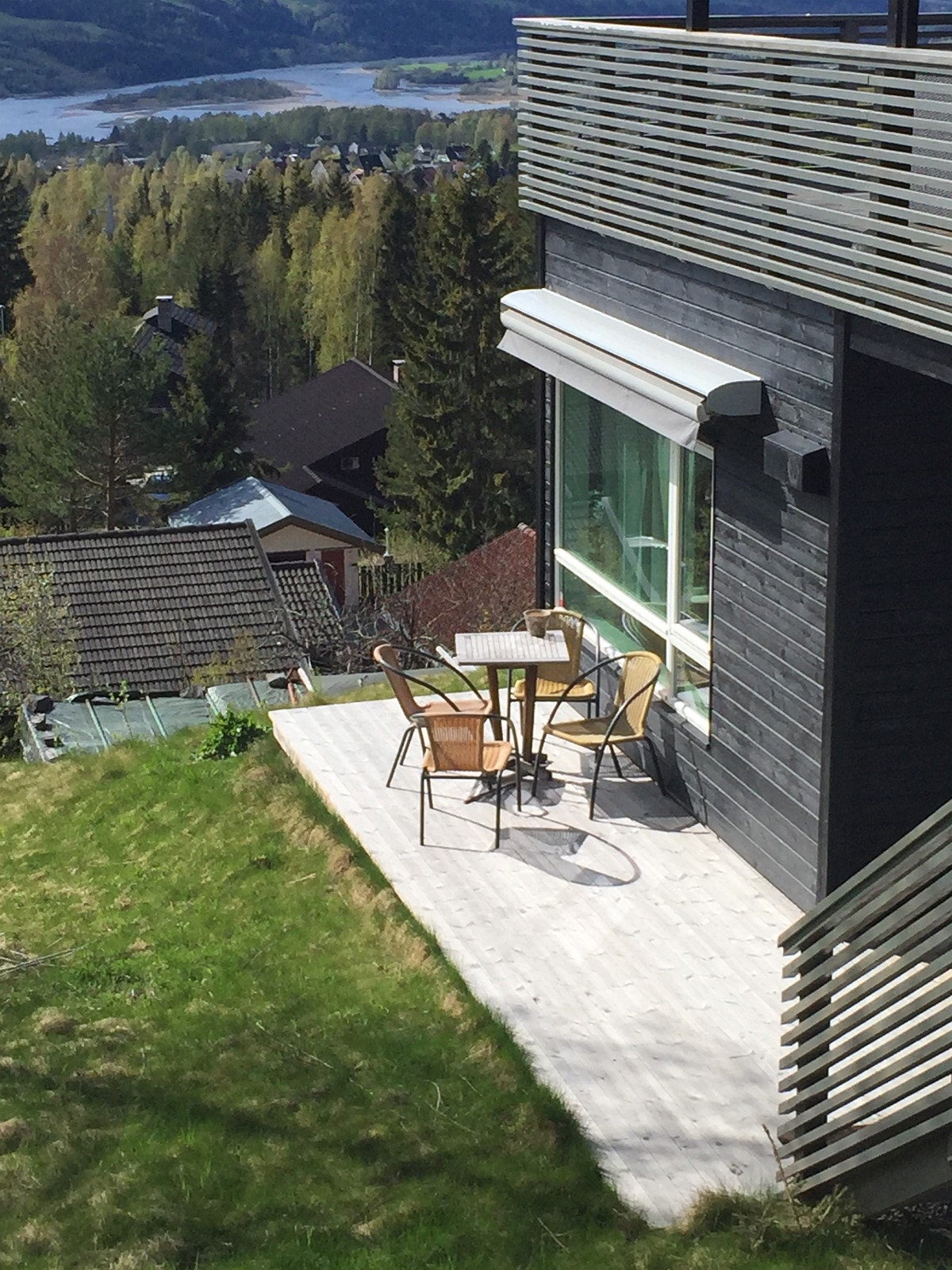 Uteplass med utemøbler Galleribilde