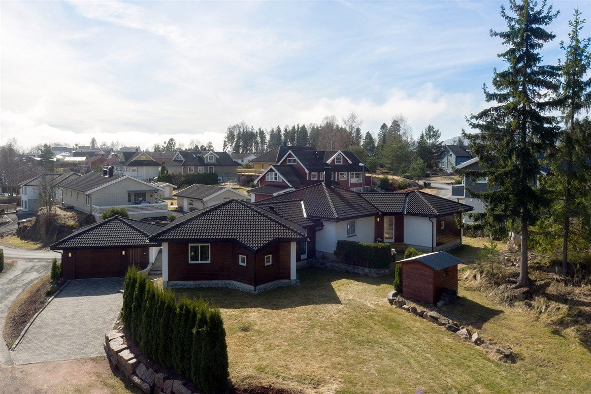 På hver side av gårdsplassen er det etablert fine bed med noen vintergrønne vekster. Galleribilde