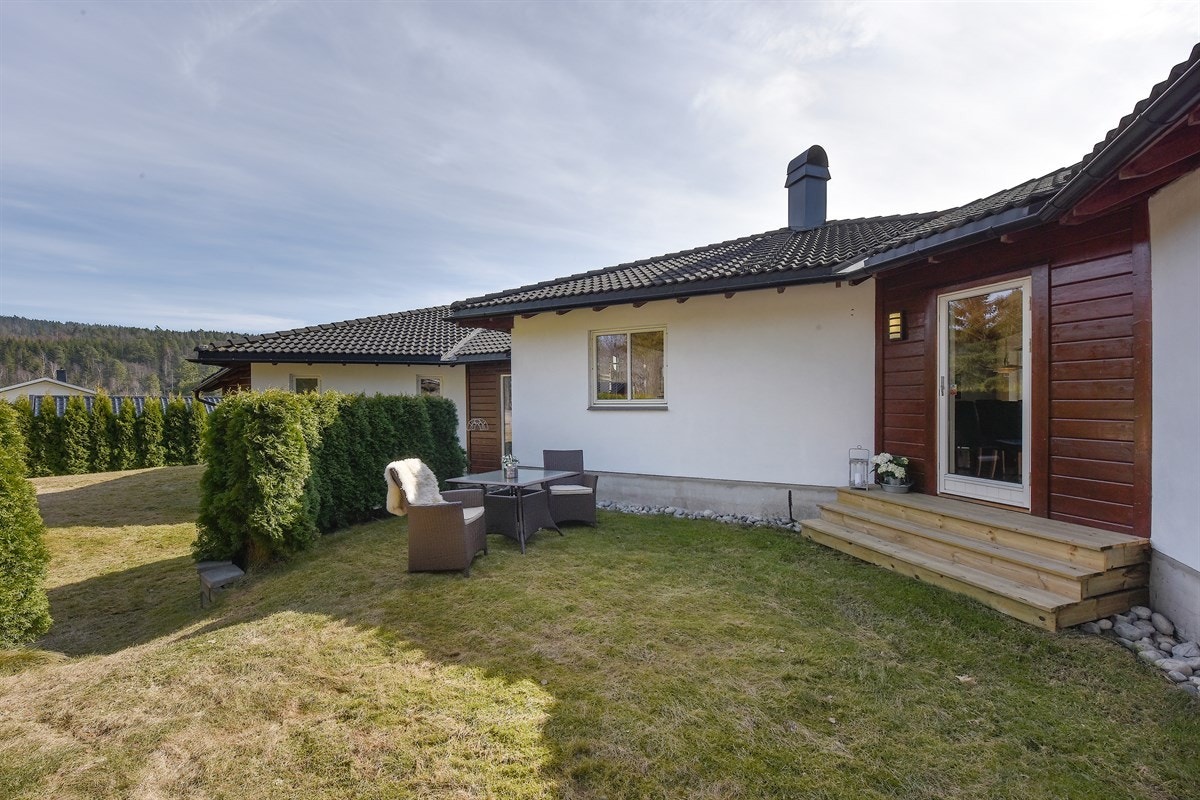 Det er utgang til hagen fra spisestuen. Galleribilde