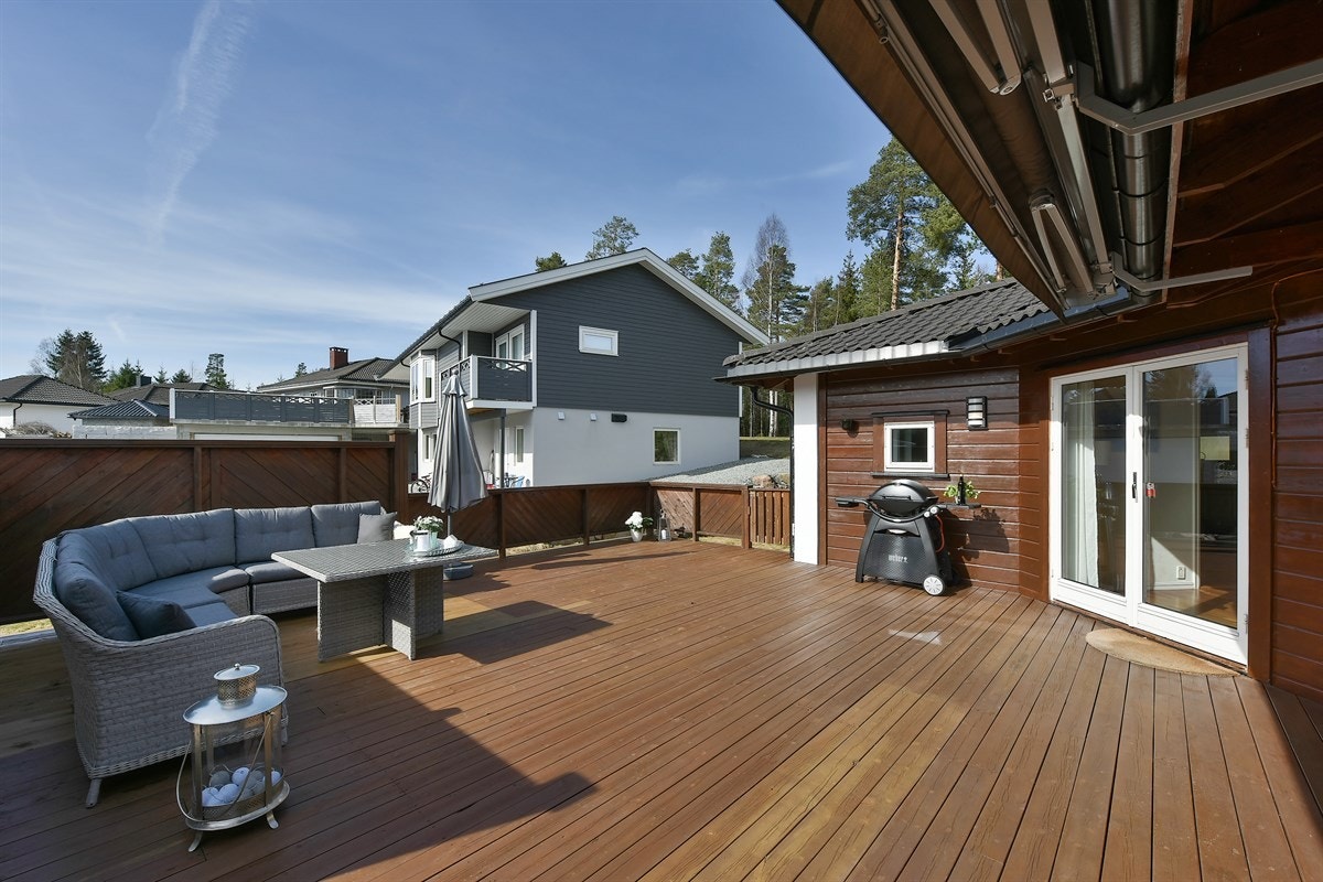 Boligen har en stor terrasse med utmerkede solforhold, utsyn mot nærområdet og god plass for utemøbler. Galleribilde