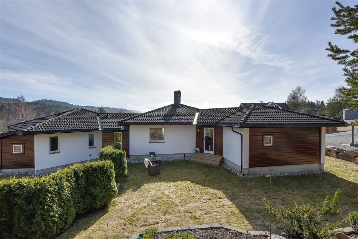 Det er plenareal rundt hele huset, med gode solforhold. Galleribilde