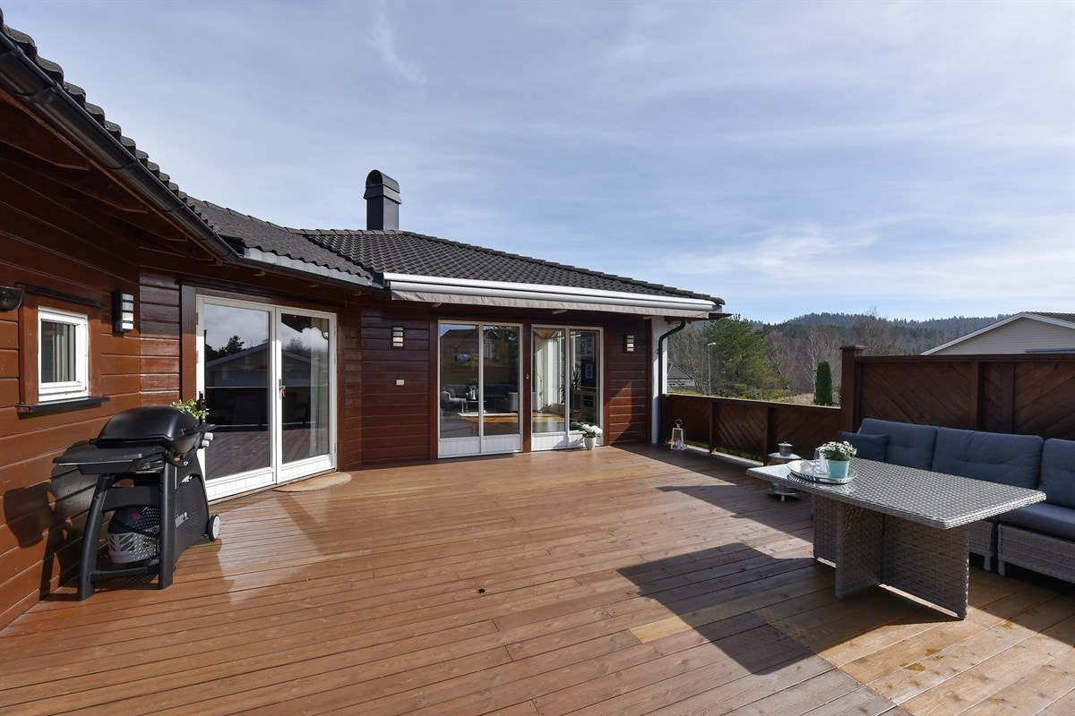 Herlig terrasse med markise og levegg Galleribilde