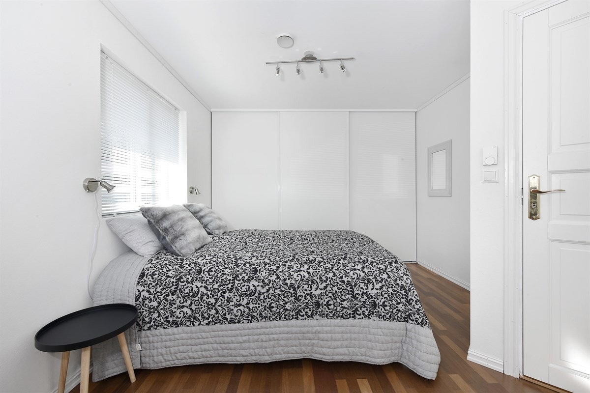 Dette soverommet har skyvedørsgarderobe og ligger i en egen fløy sammen med et bad. Galleribilde