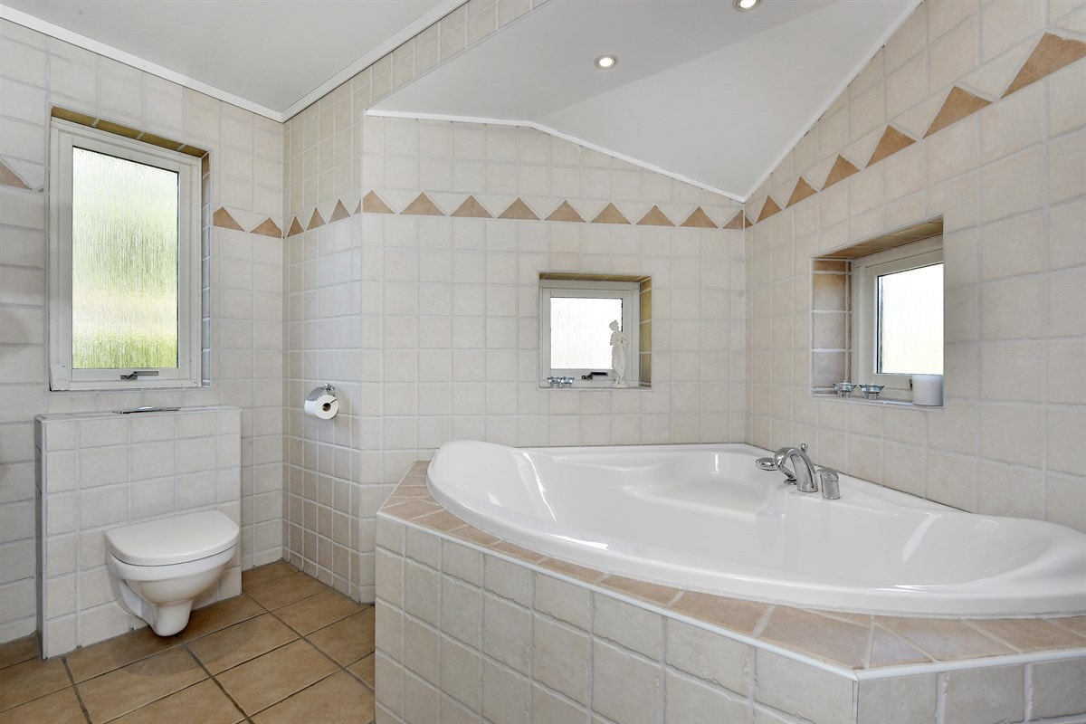Rommet har flere vinduer med skjermende råglass, himling med særpreg og downlights belysning. Galleribilde