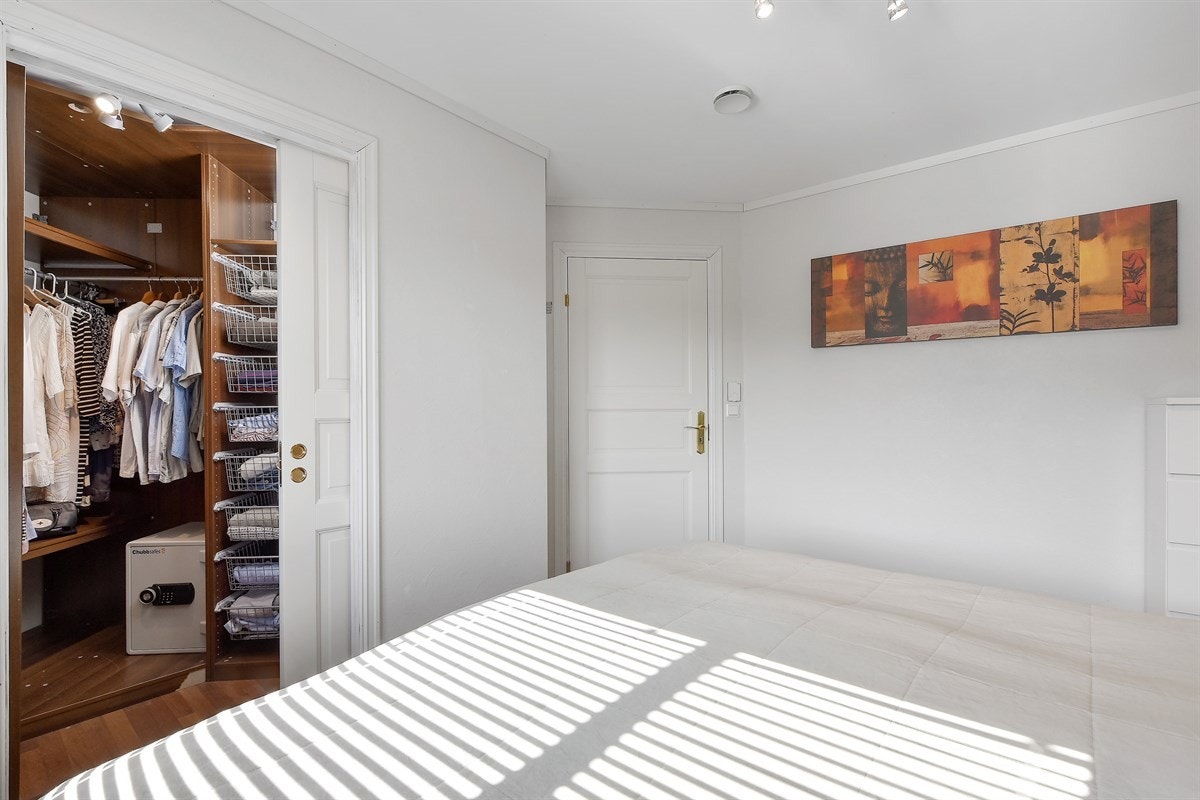 Dette soverommet har innredet garderoberom. Galleribilde