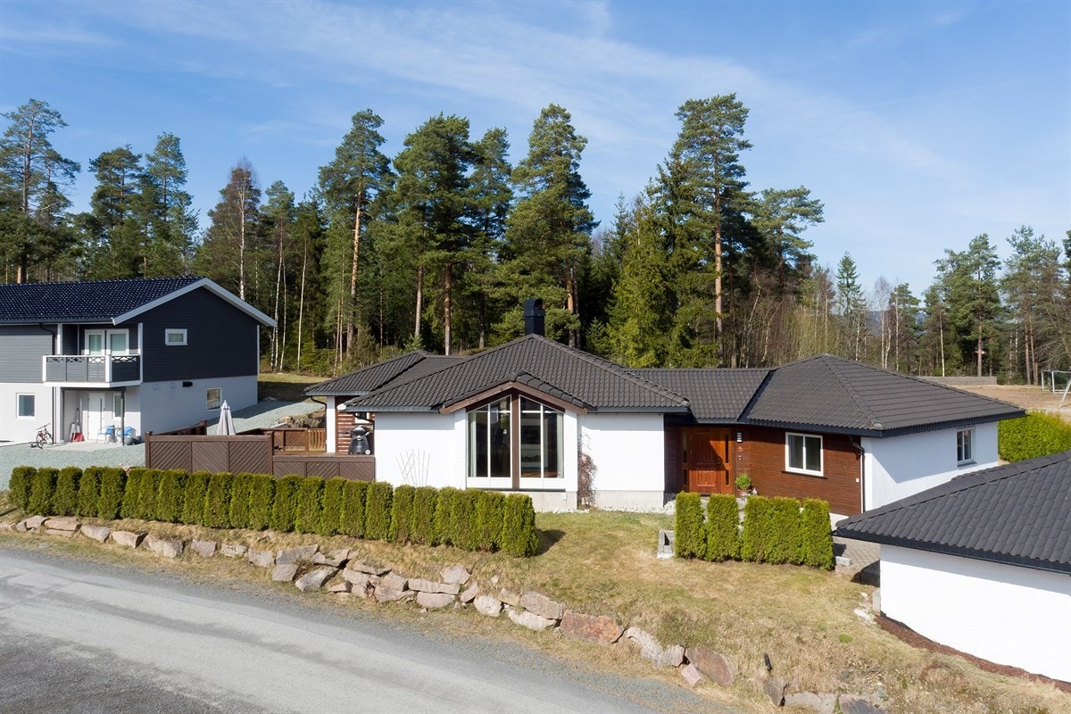 Eiendommen ligger like inntil et idyllisk friområde med skog, og har en nydelig hage med gode plenarealer. Galleribilde