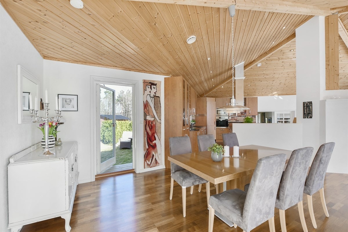 Noe av særpreget kommer av en fantastisk takhøyde på ca. 4 meter opp til panelert pyramidehimling med downlights. Galleribilde