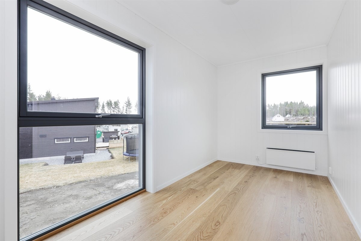 Soverom 2 med gode vindusflater. Galleribilde