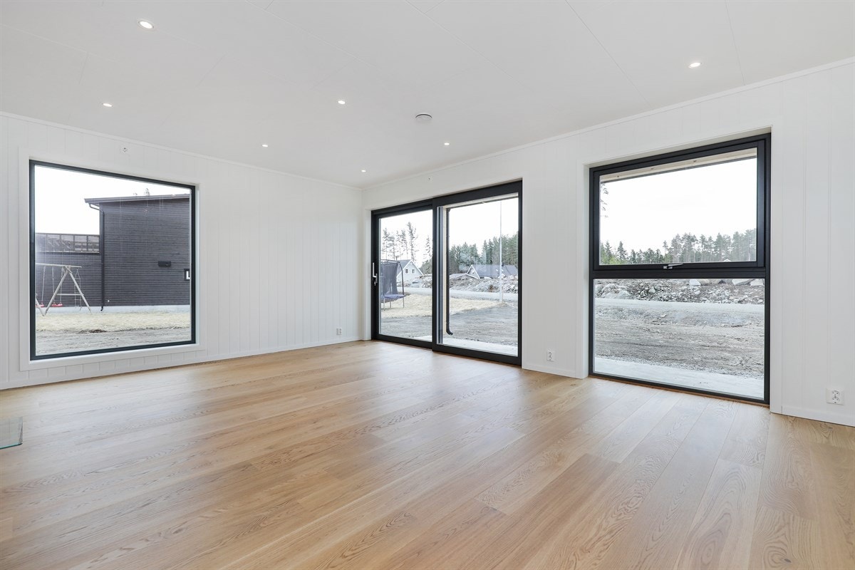 Stuen har store vindusflater som fyller rommet med dagslys. Galleribilde
