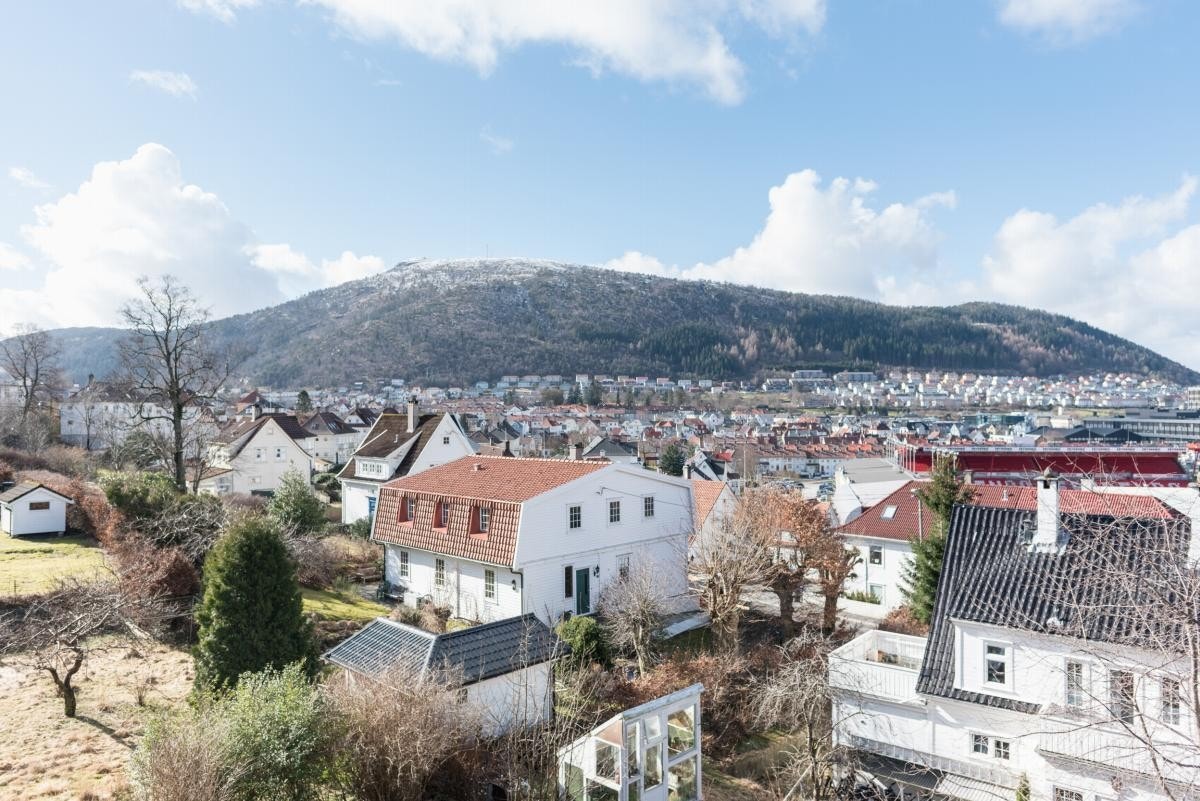 Flott utsikt fra balkong mot byen og Løvstakken. Her har man sol lenge Galleribilde