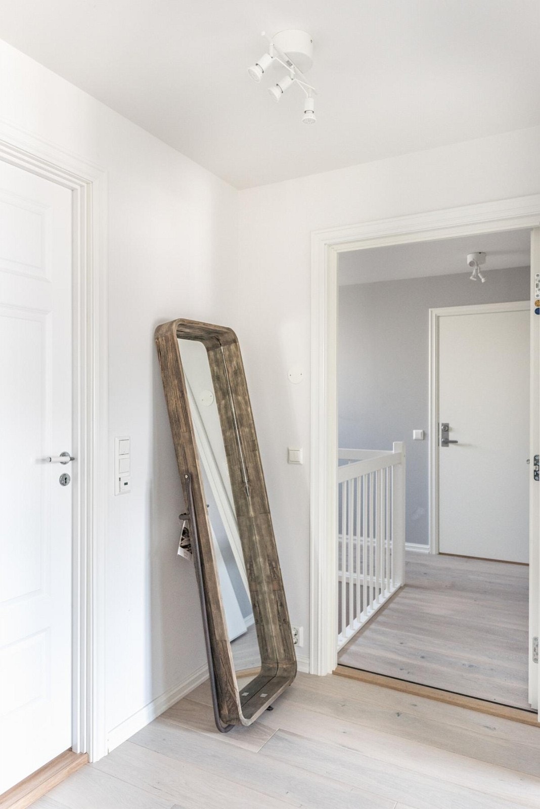 Entrè. Utsikt til fellestrapp og naboleilighet Galleribilde