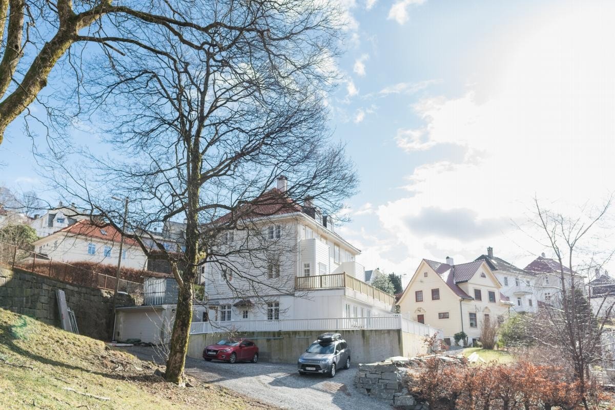 Boligen har 1 biloppstillingsplass og er nabo med flotte parkområder Galleribilde