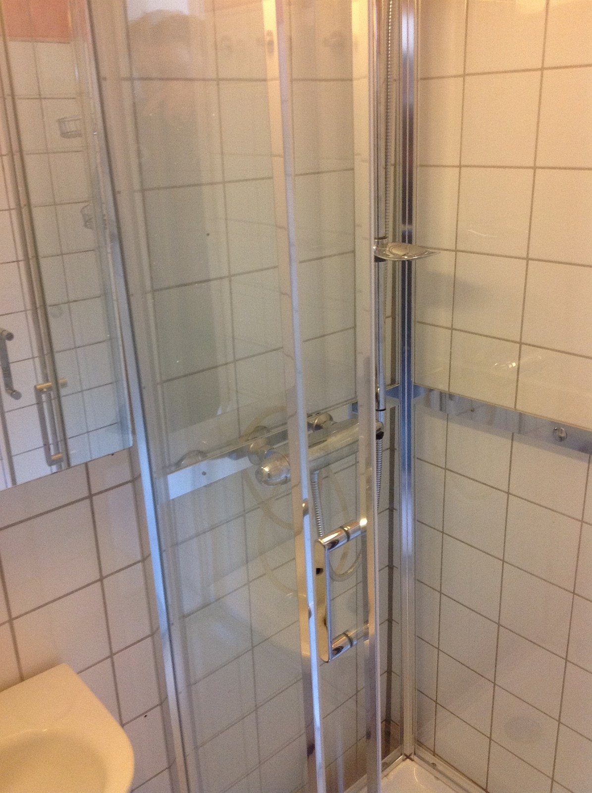 Flislagt bad med nytt dusjkabinett Galleribilde