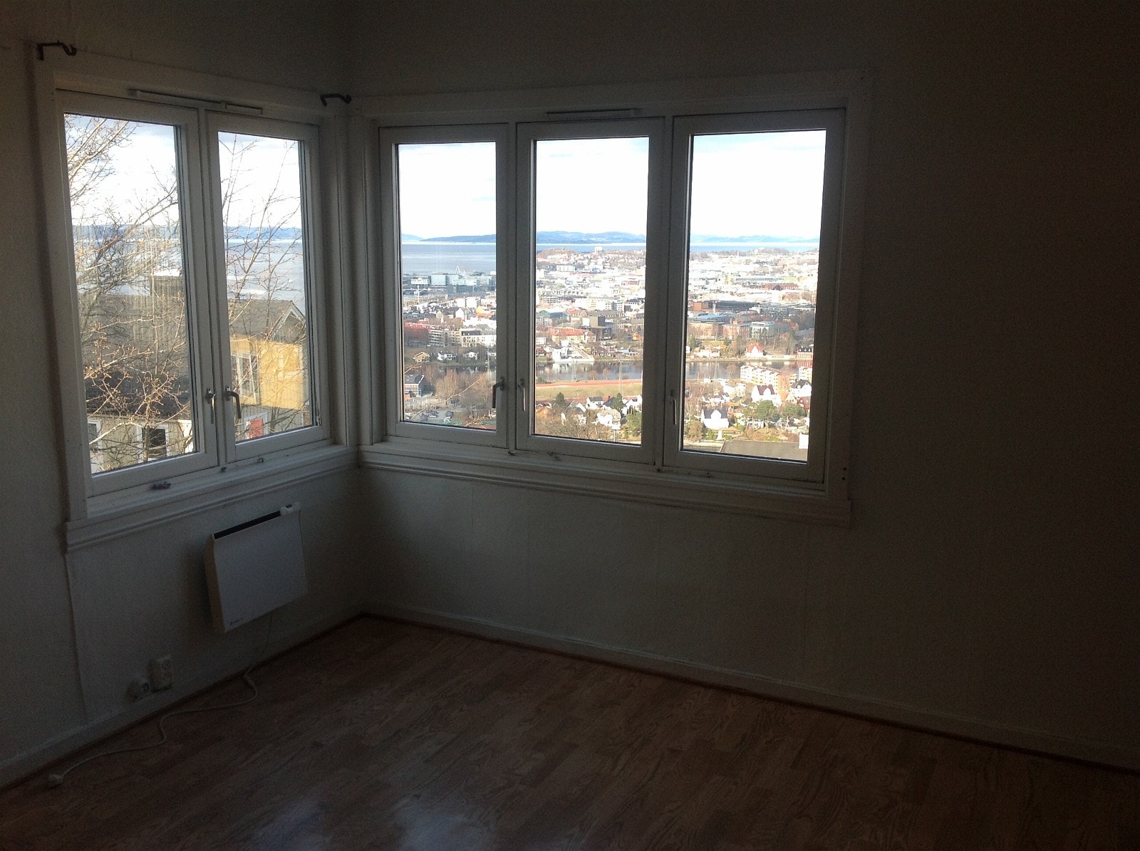 Stort hjørnevindu i stua gir mye lys og byr på fantastisk utsikt!. bilder gir feill inntrykk mot til lys? Motlyset får rommet til å virke mørkt, mens det i virkeligheten er lyst. Galleribilde