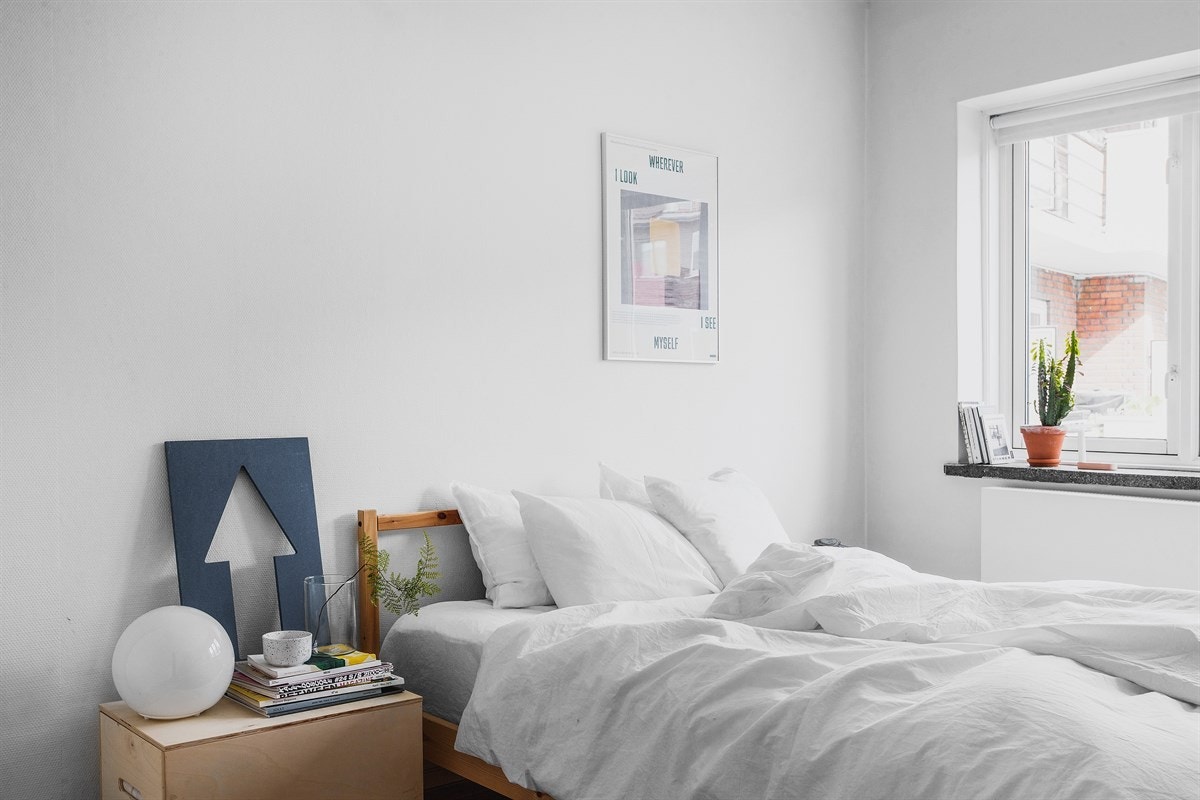 Mens stuen har vindusflater mot vest som slipper ettermiddagssolen inn, vender begge leilighetens soverom inn mot gårdsrommet på østsiden av bygget. Galleribilde