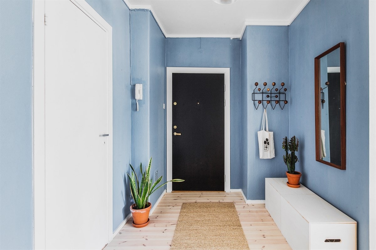 Entréen har plass for garderobe-løsning eller knagger og sittebenk. Galleribilde