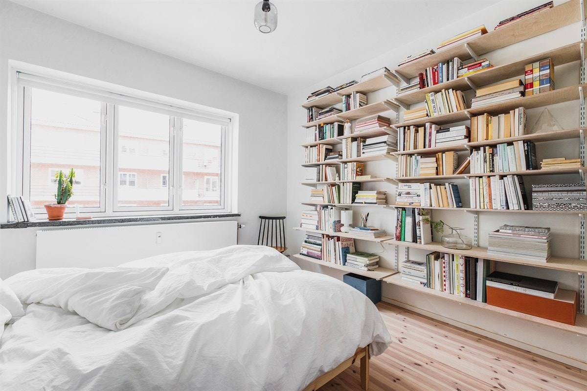 I dette rommet er det i tillegg allerede montert både en rekke garderobeskap og eier har også en omfangsrik løsning av åpne vegghyller med plass for bøker, pyntegjenstander eller de finere skoene. Galleribilde