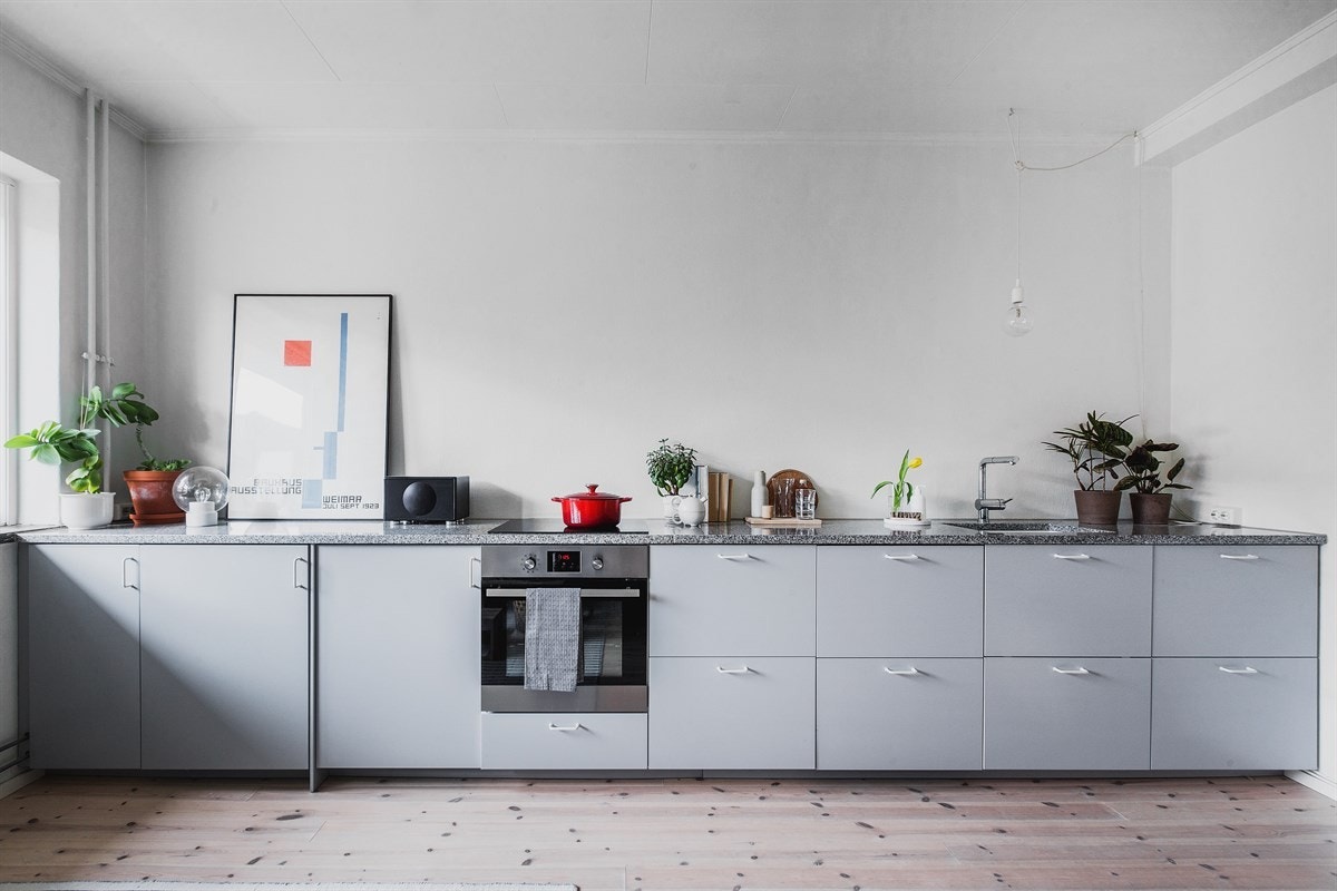 Dagens kjøkkeninnredning ble montert i stuen i 2014 og er i seg selv et dekorativt møbel i rommet med en svært helhetlig og stilren fremtoning. Galleribilde