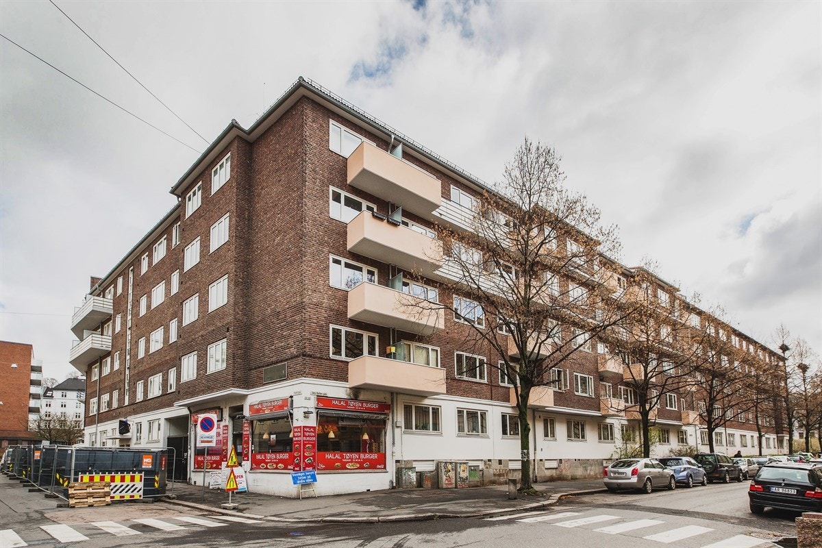 Leiligheten har en luftig plassering i fjerde etasje der gode lysmengder slipper inn på dagtid og setter sitt preg på atmosfæren. Galleribilde