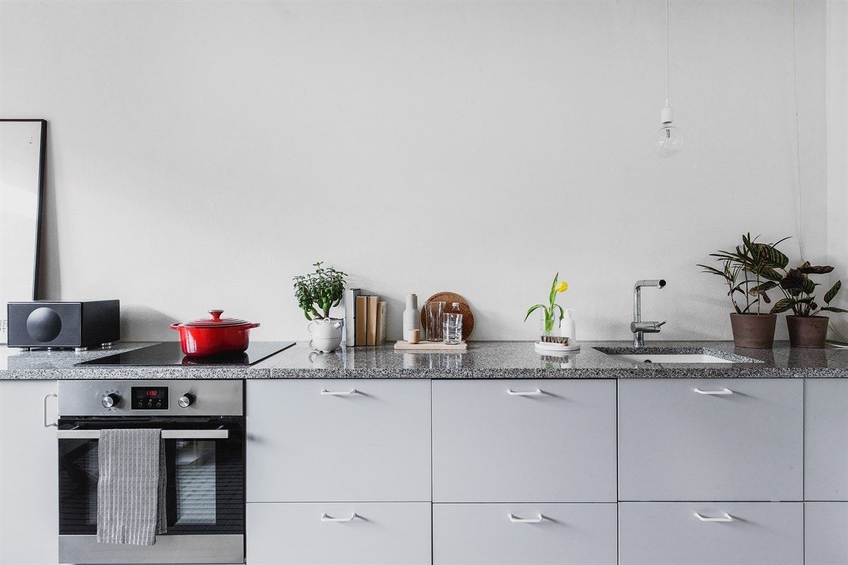 Samtlige hvitevarer er innbygget og inkluderer en moderne induksjonstopp, mens benkeplaten har bred arbeidsplass og skuffene lagringsmuligheter for det grunnleggende av utstyr til daglig bruk. Galleribilde