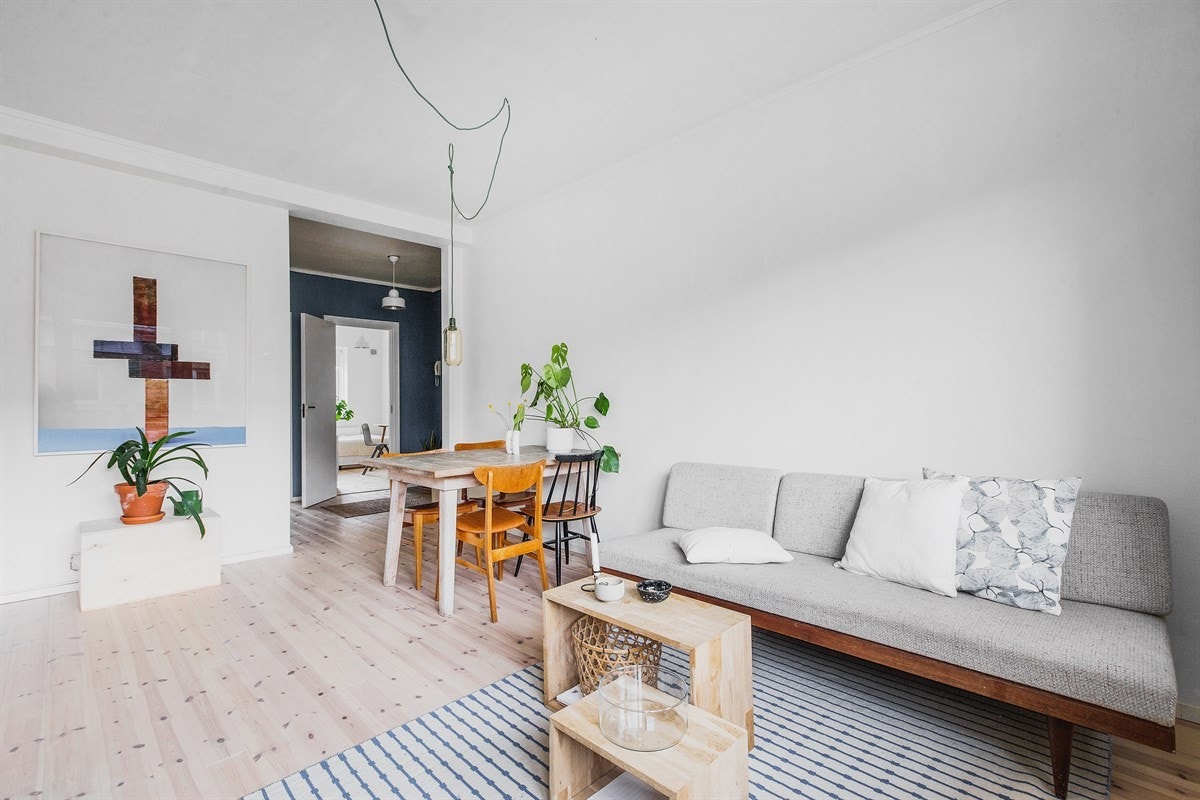 På stuens åpne gulvflate foran kjøkkeninnredningen får du plass til både en 3-seter og et spisebord for fire. Galleribilde