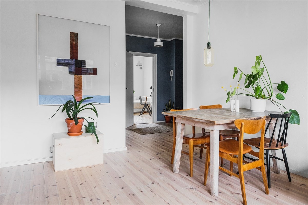 Legg merke til furugulvet som også er fra 2014 og lagt gjennomgående, terskelfritt ut til entréen. Galleribilde