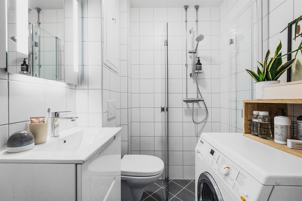 Badet er pusset opp så nylig som i 2017 i regi av sameiet og moderne innredet, blant annet med tidsaktuelle baderomsmøbler i hvit høyglans. Galleribilde