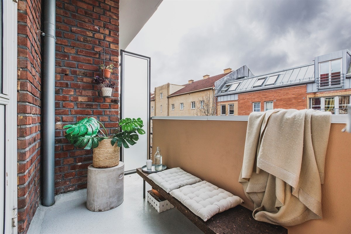 Balkongen er lett tilgjengelig fra stuen og har med sine cirka 4 kvadratmeter rom for en liten sittegruppe du kan ta med måltidene til på gode sommerdager. Galleribilde