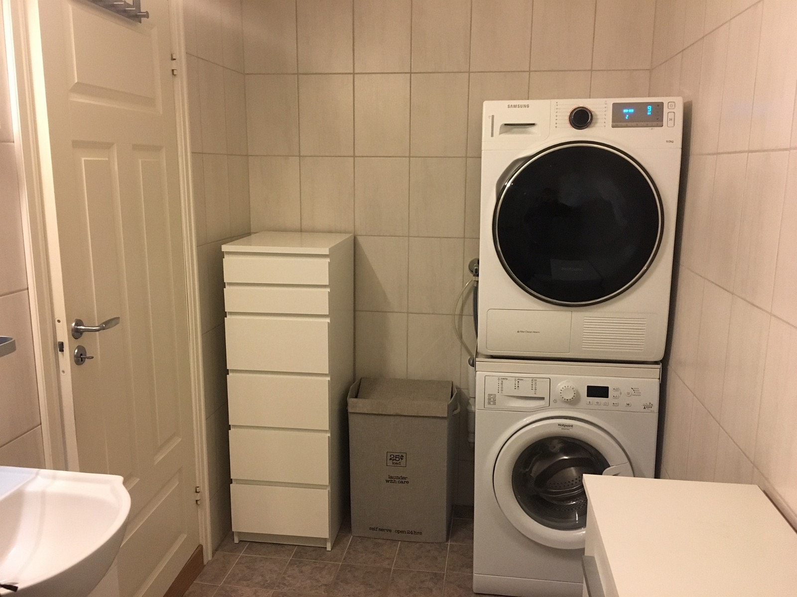 God plass på badet for både vaskemaskin og tørketrommel med mer Galleribilde