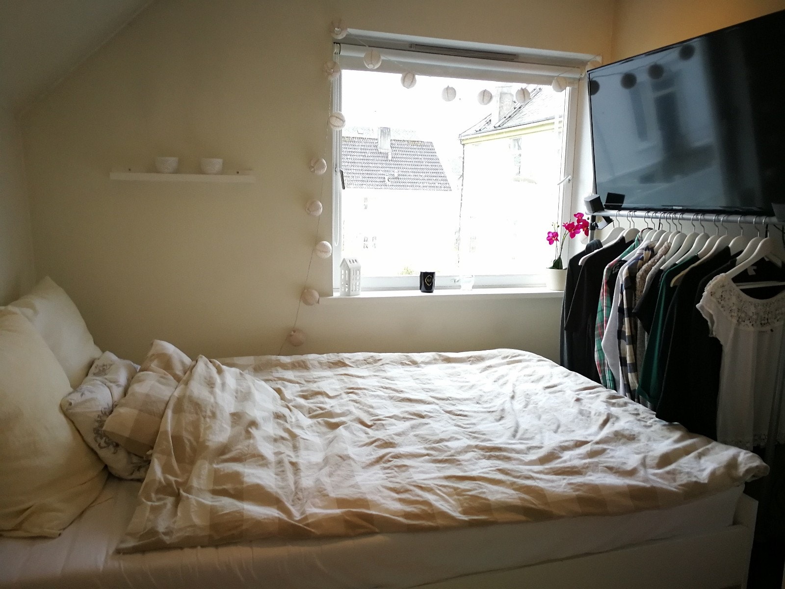 Soverom 2. Seng på 140cm, klesstativ, kommode og skap. TV medfølger ikke! Galleribilde