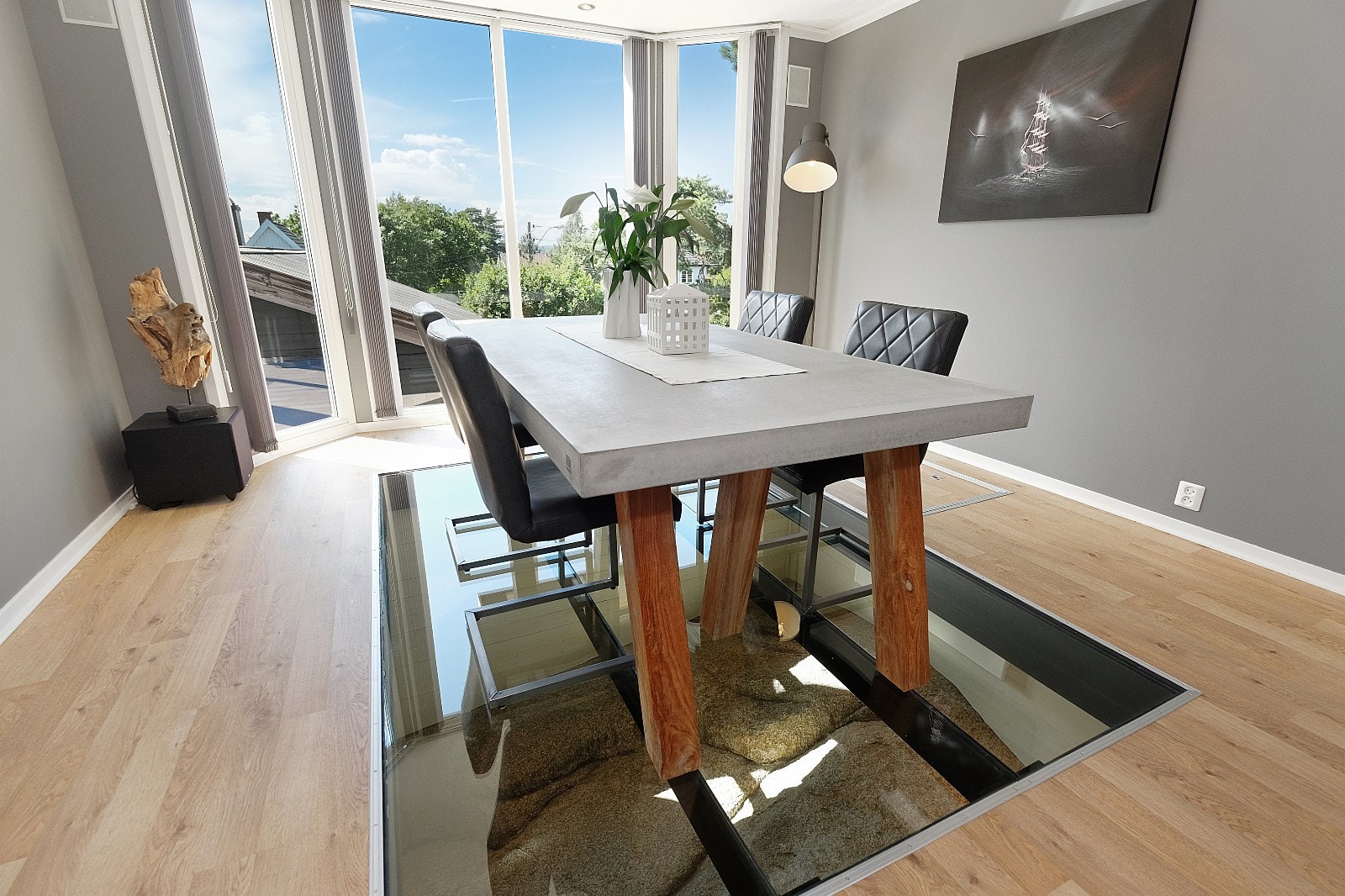 Glass i gulvet ned til svaberget under. Galleribilde