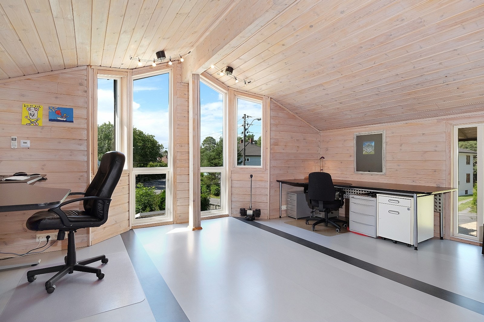 Kontor/leilighet over garasjen - med god takhøyde og mye lys Galleribilde