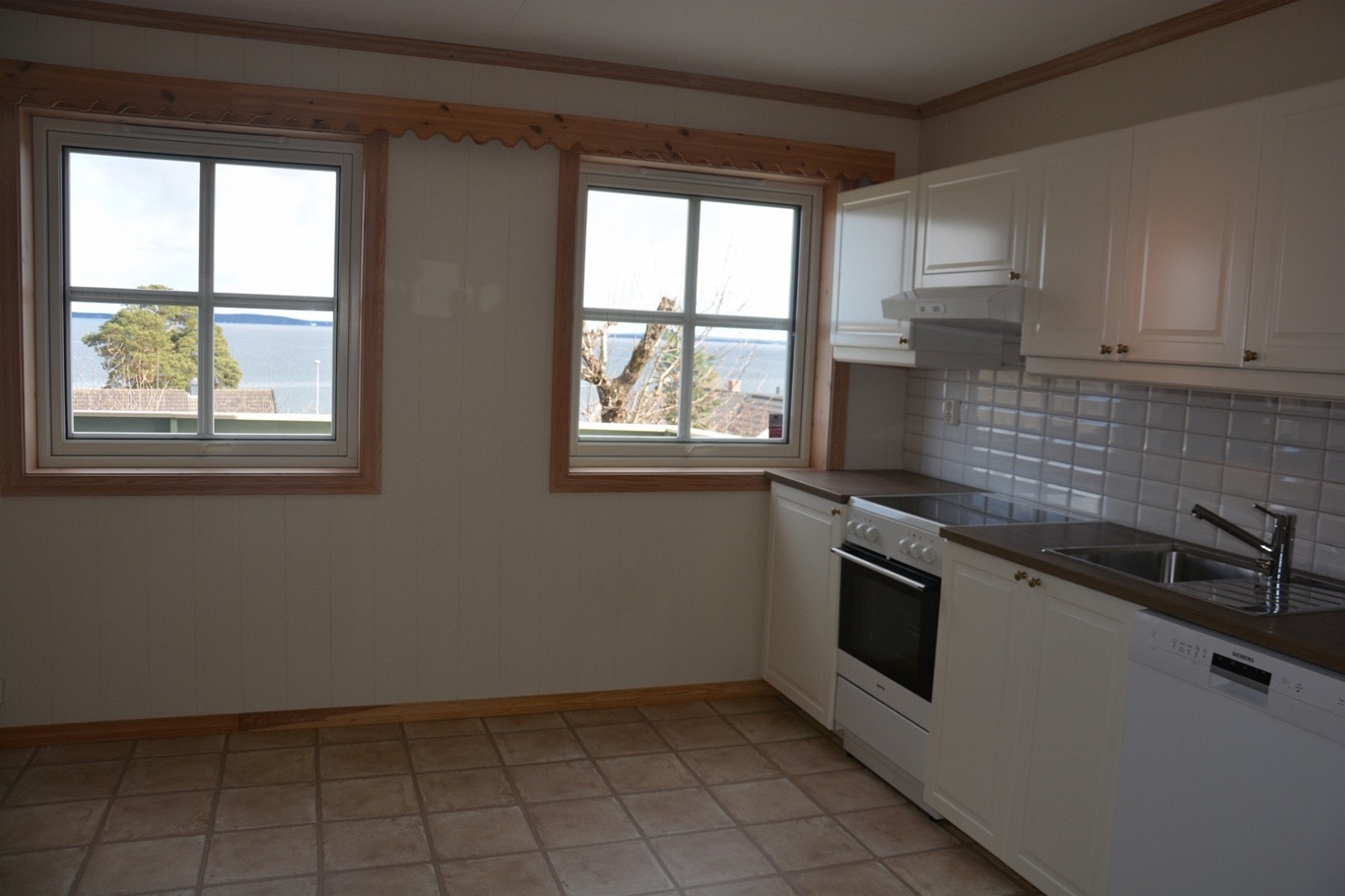 Kjøkken med komfyr og oppvaskmaskin Galleribilde