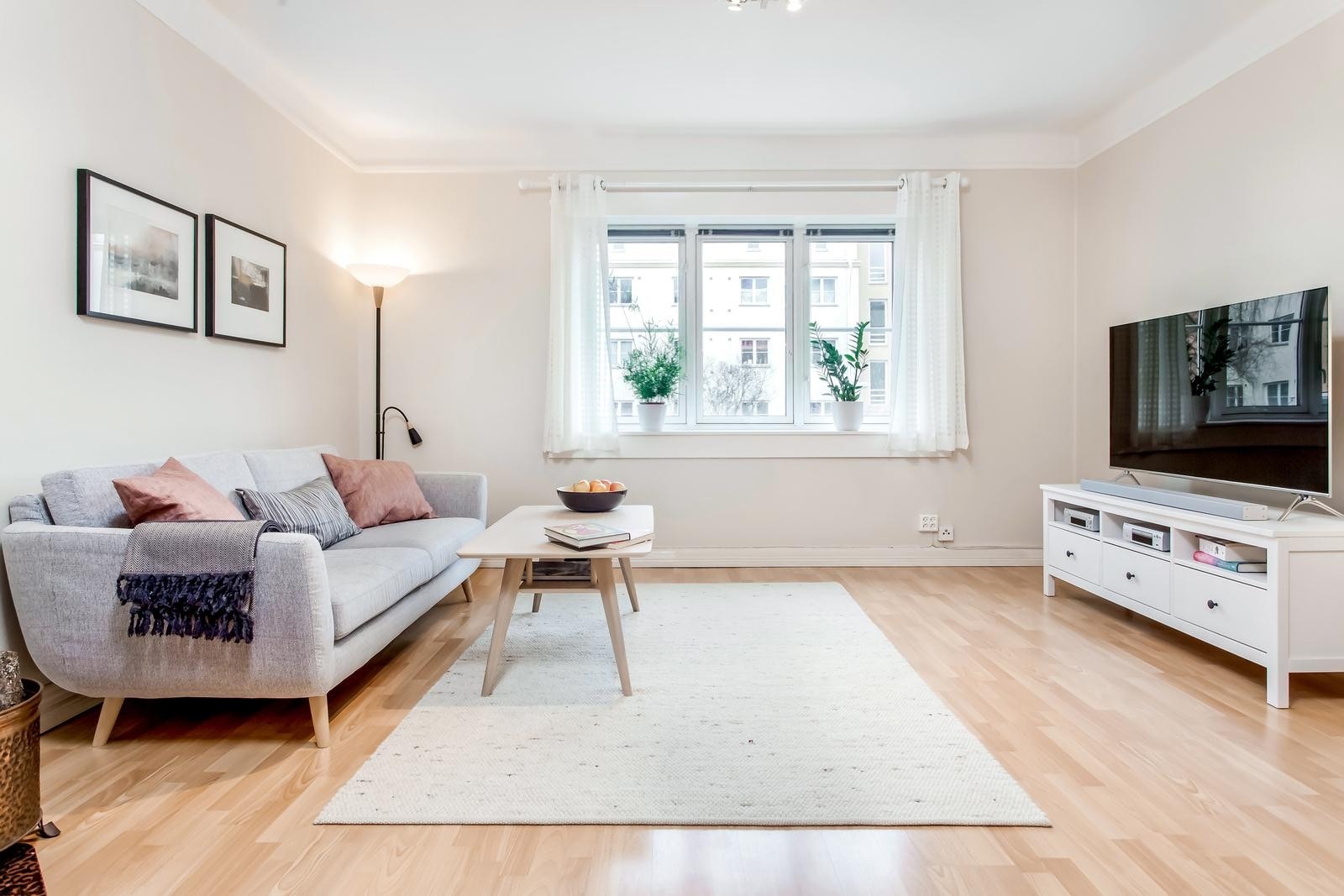 Store vindusflater som slipper godt med naturlig lys inn Galleribilde