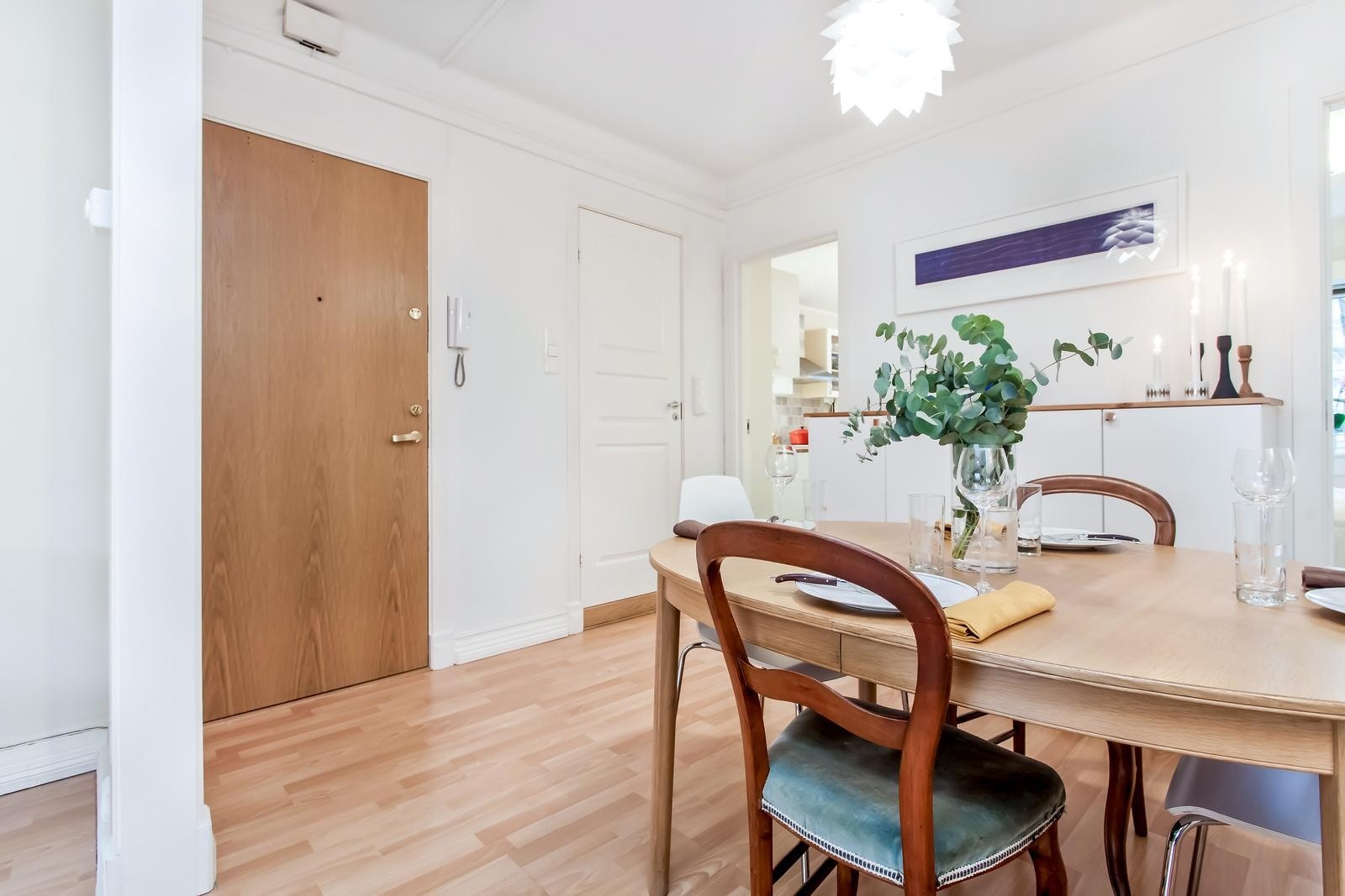 Entré med hyggelig spiseplass Galleribilde