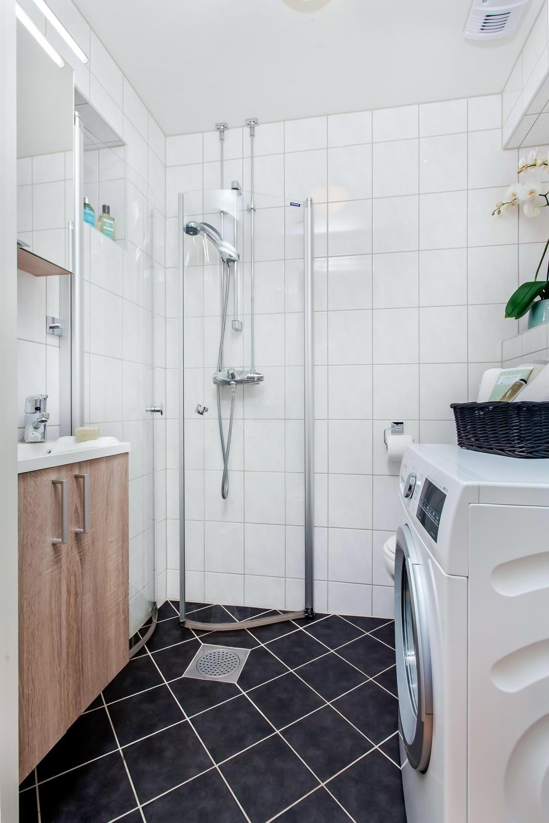 Lekkert, flislagt bad/wc tatt i regi av borettslaget i 2015 Galleribilde