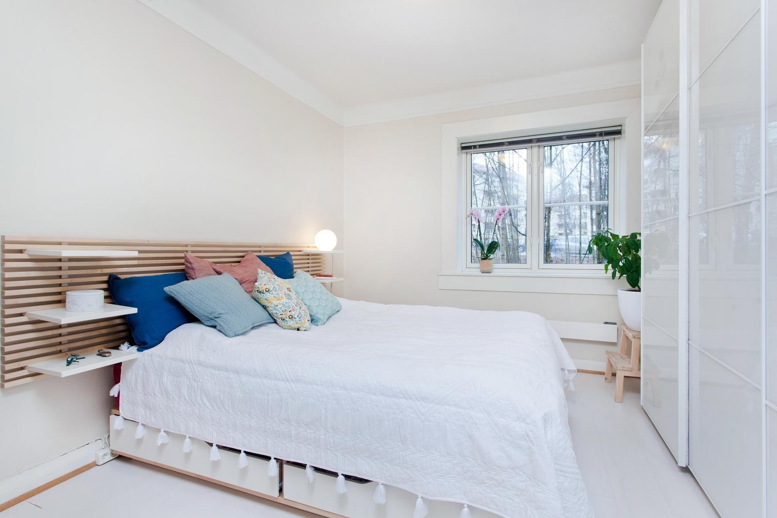 Stort soverom med plass til seng, nattbord og øvrig møblement Galleribilde