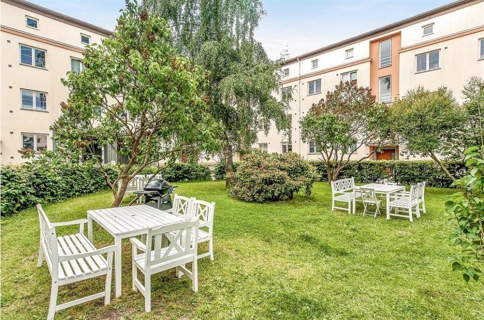 Nydelige fellesarealer med sittegrupper og fellesgrill for beboere Galleribilde