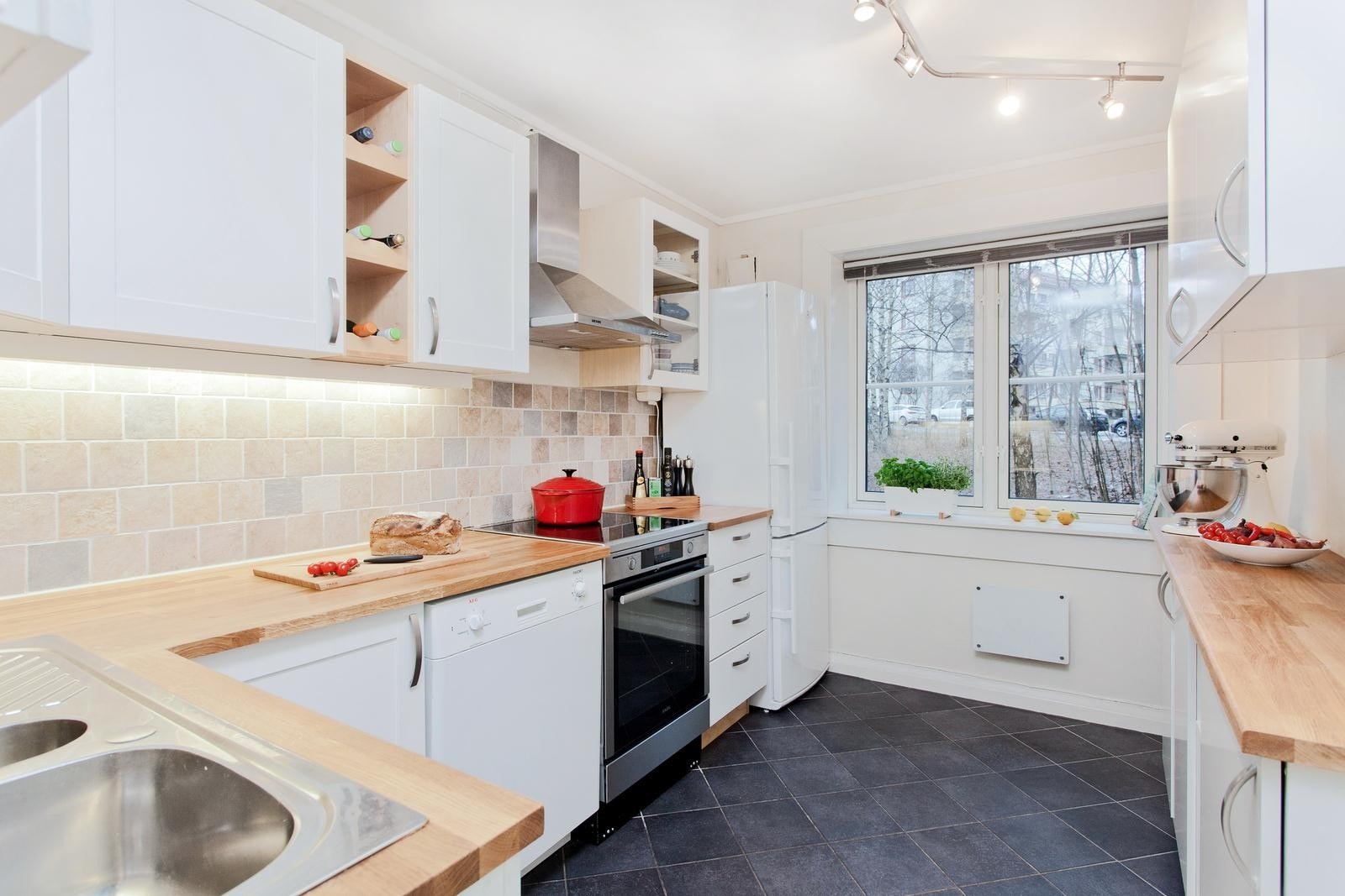 Pent, romslig kjøkken med god skap- og benkeplass Galleribilde