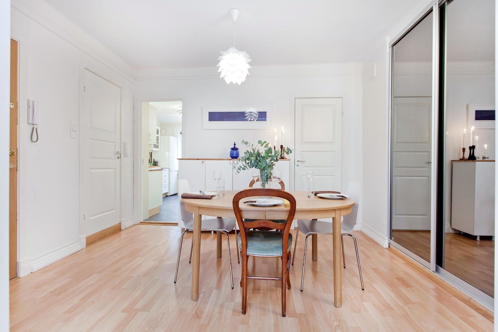 Gode oppbevaringsmuligheter i skyvedørsgarderobe Galleribilde