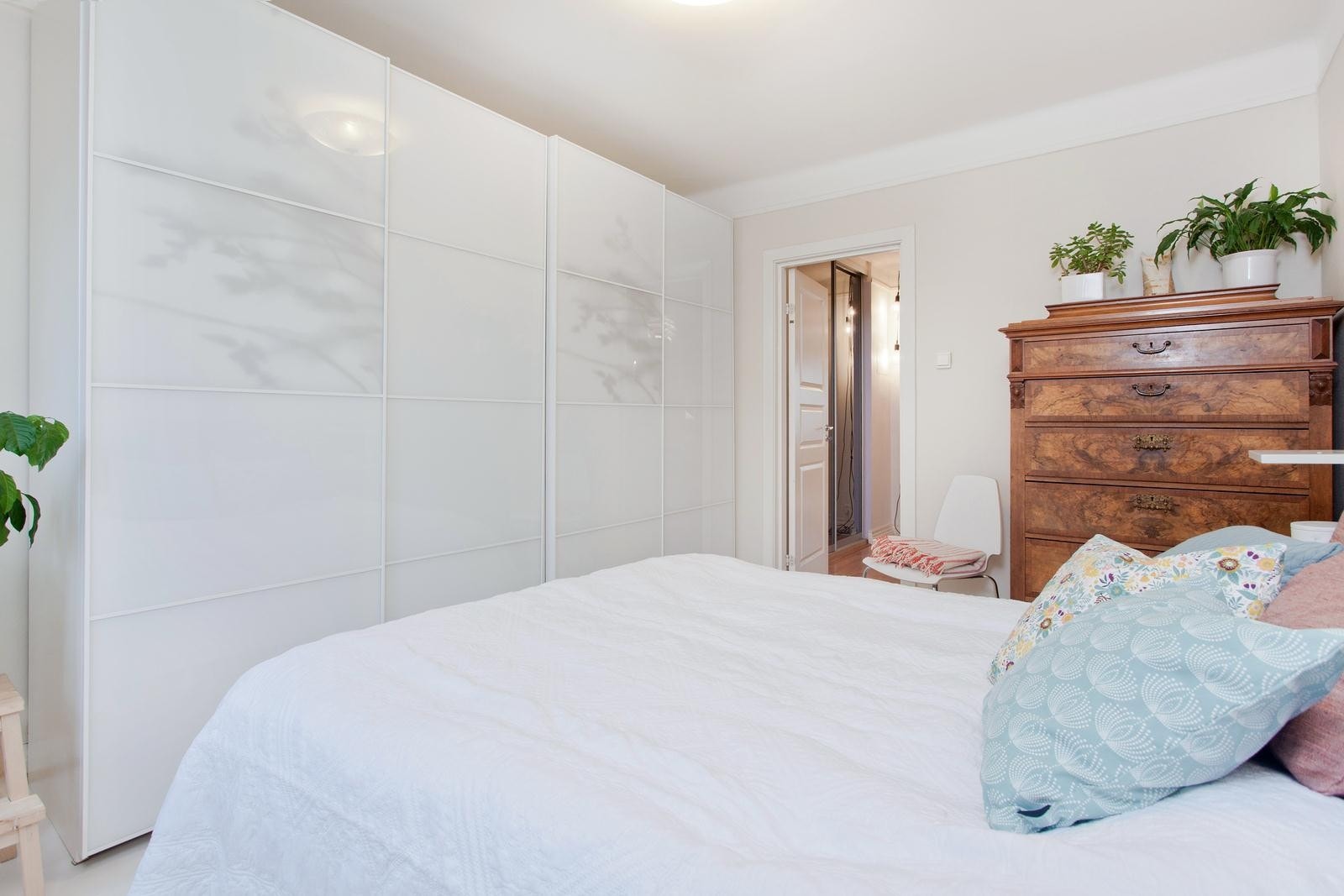 Fantastisk oppbevaring for klær og sko i stort garderobeskap med skyvedører Galleribilde