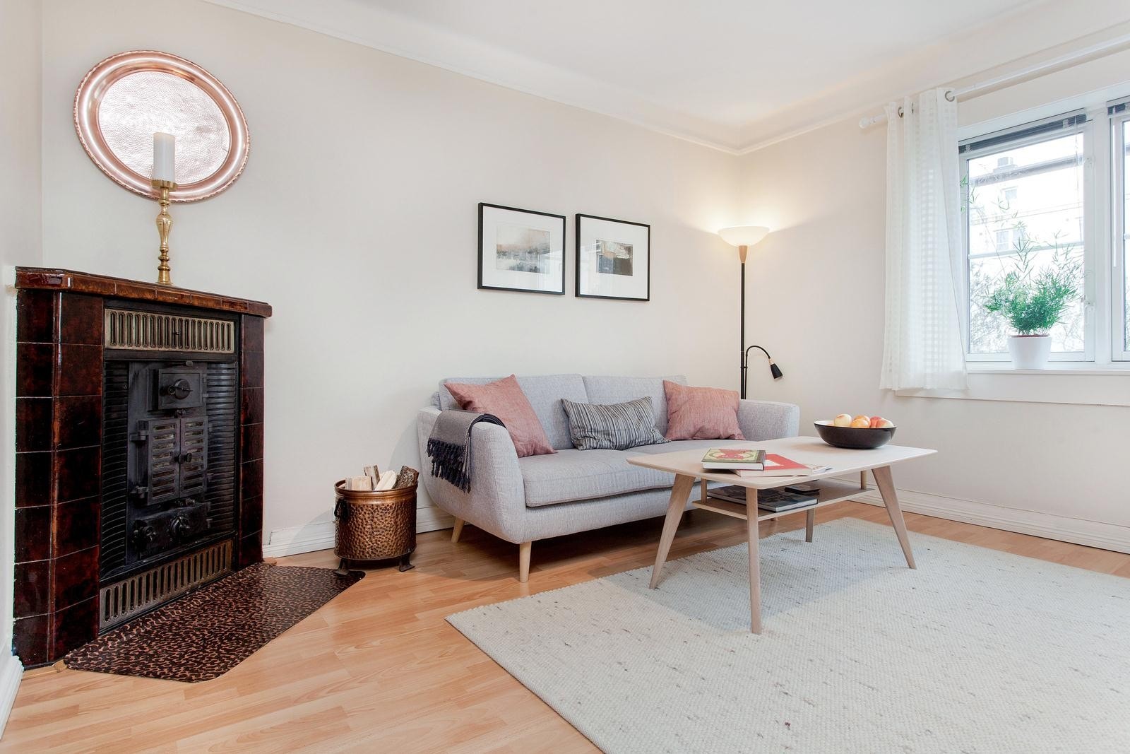 Pen, lys stue med vedkamin Galleribilde