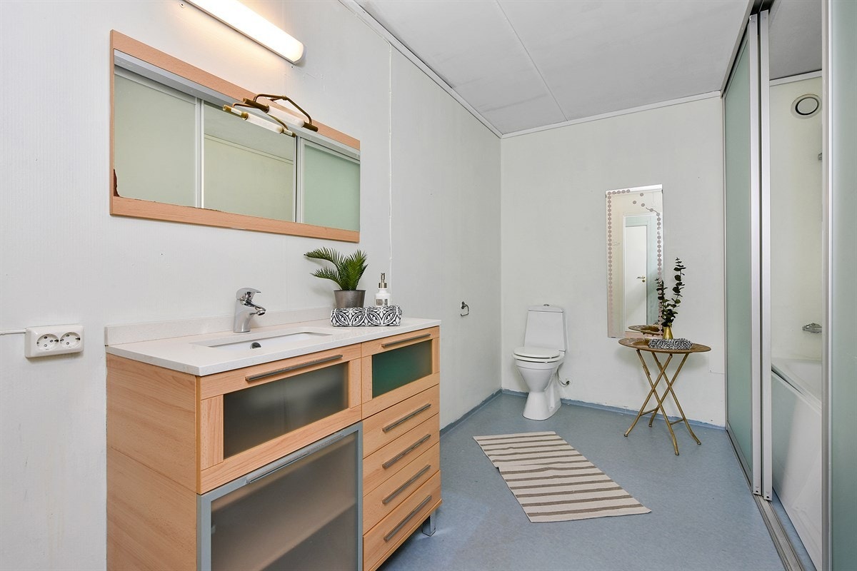 Boligen inneholder et bad. Badet har baderomstapet på vegger og belegg på gulv. Galleribilde