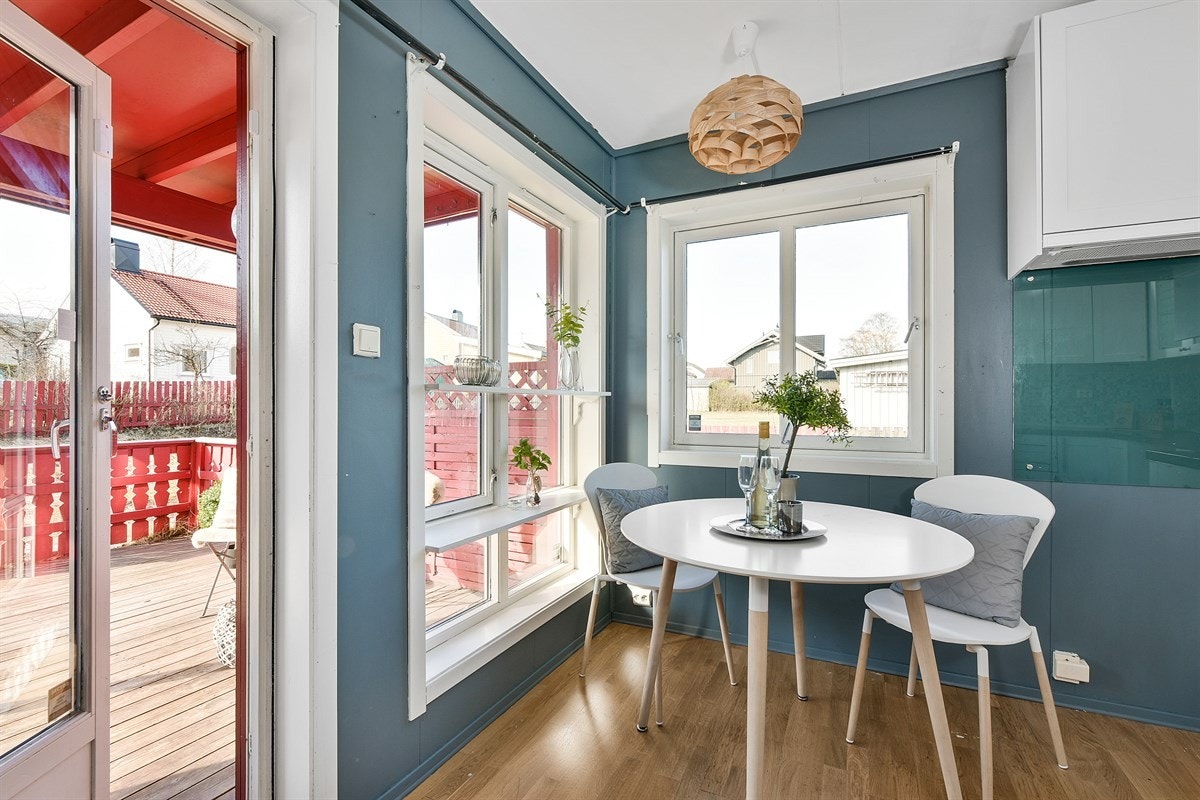 Ved det ene vinduene er det en koselig plass til frokostbord. Galleribilde