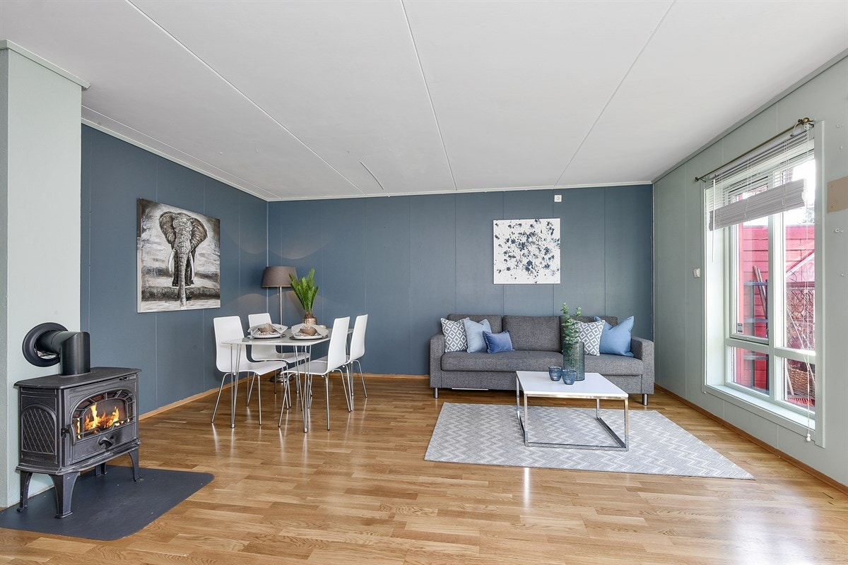 Leiligheten har en pen og åpen stue. Galleribilde